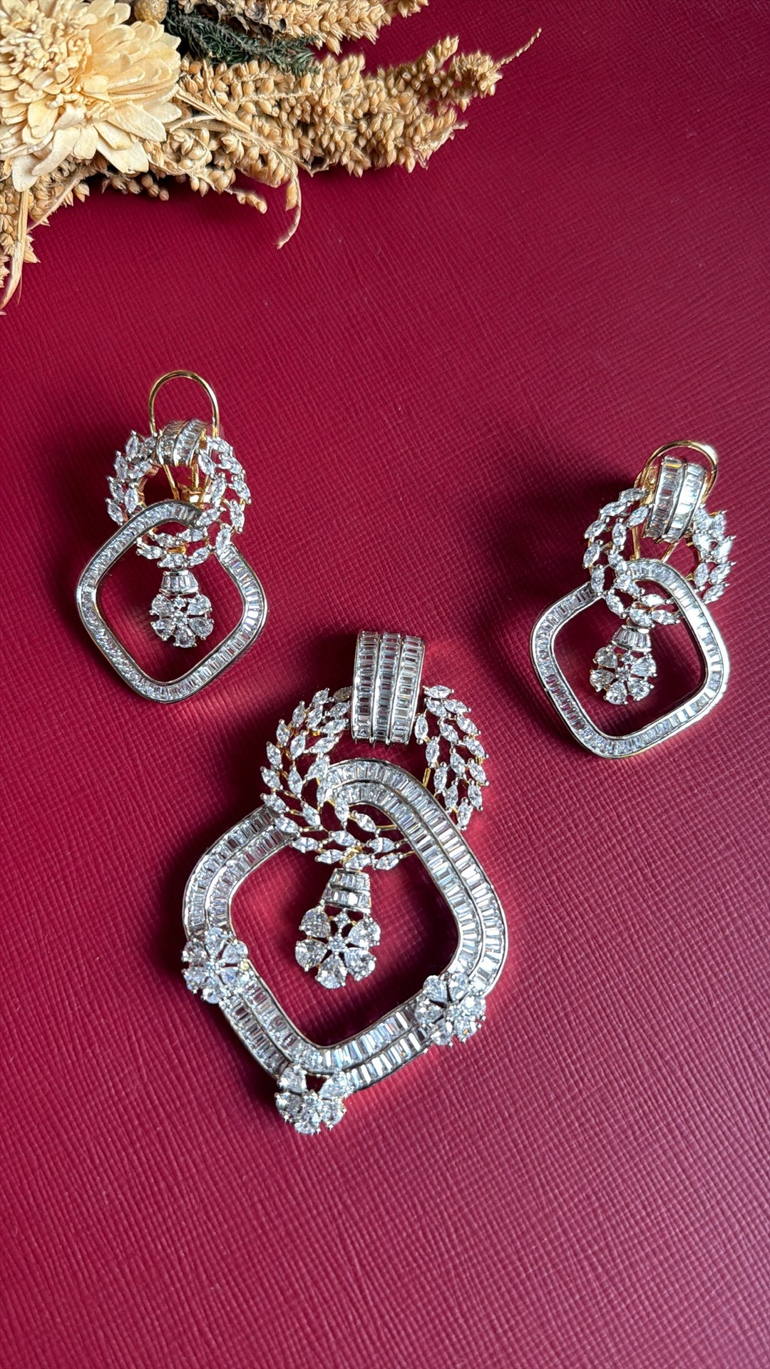 Triveni Pendant Set