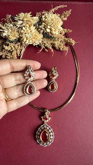Clara Victorian hasli set with ruby-red coloured pendant and earrings