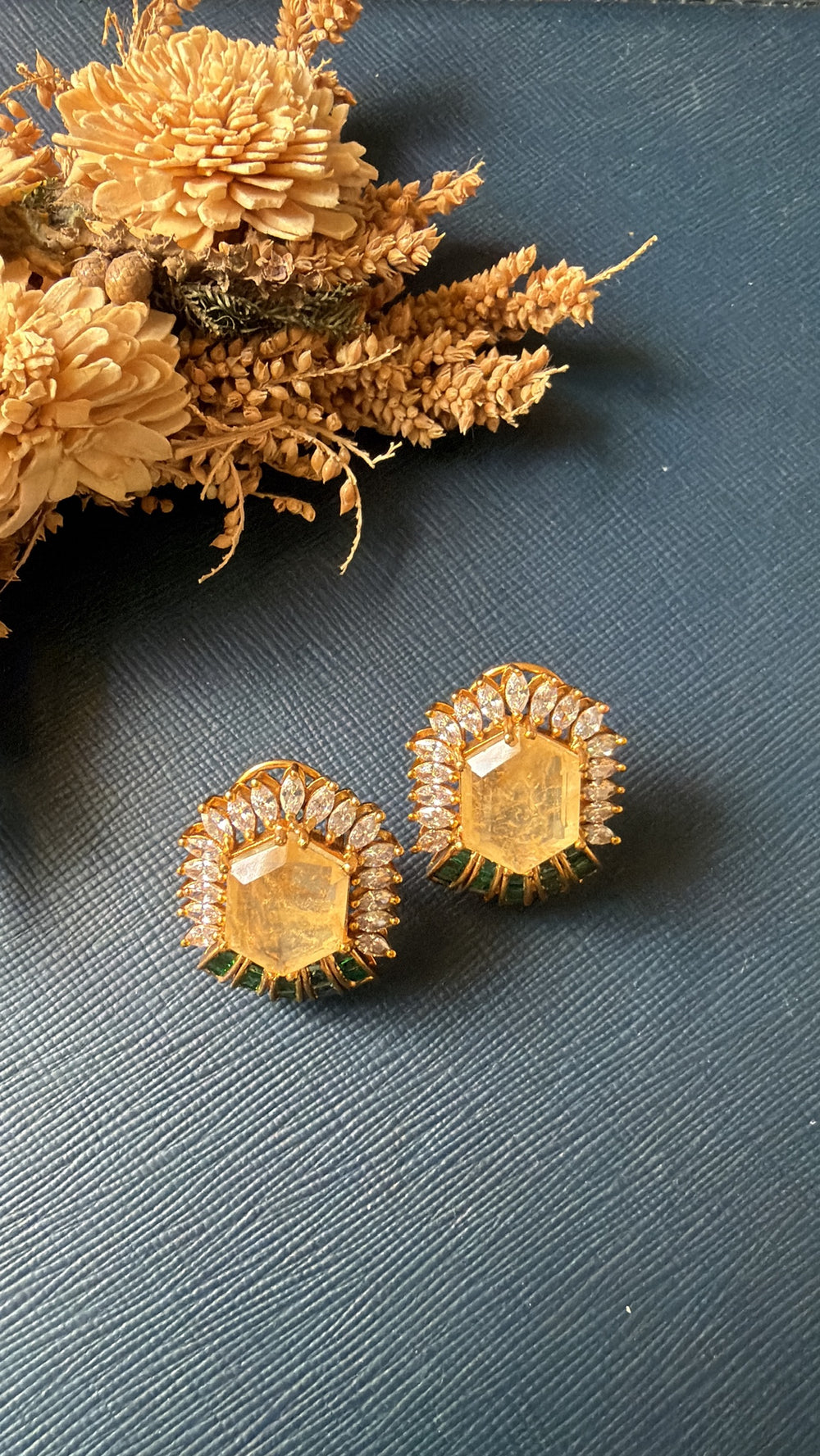 studs
stone studs
ear tops