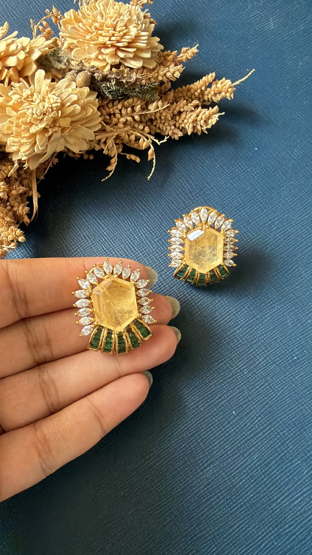 studs
stone studs
ear tops