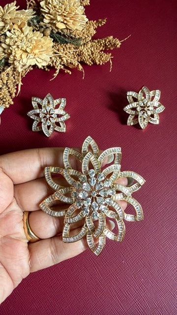 Vaishnavi Diamond Pendant Set