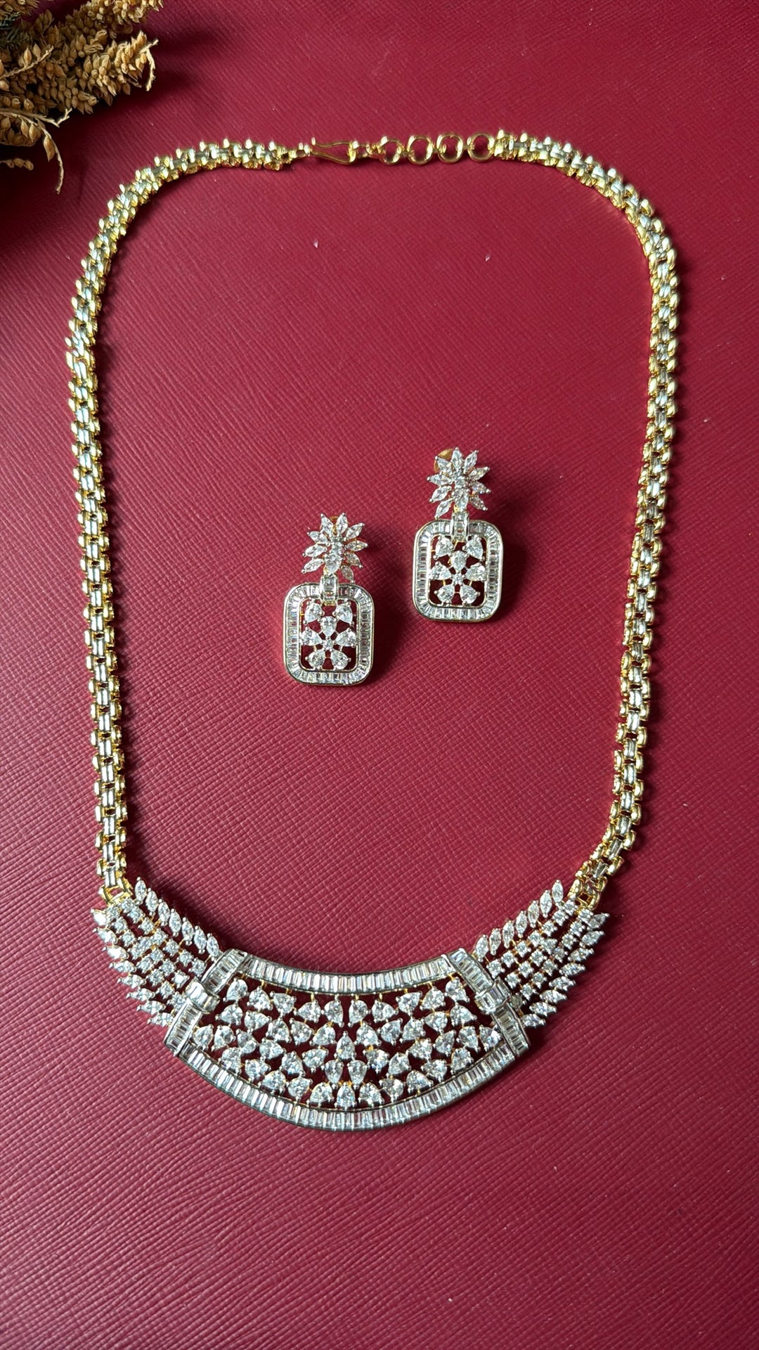 diamond pendant
pendant design
pendant and earrings
