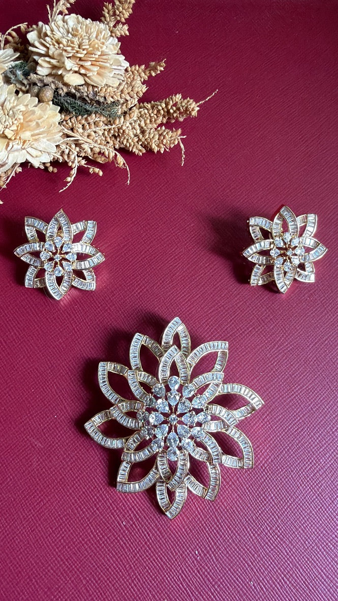 Vaishnavi Diamond Pendant Set