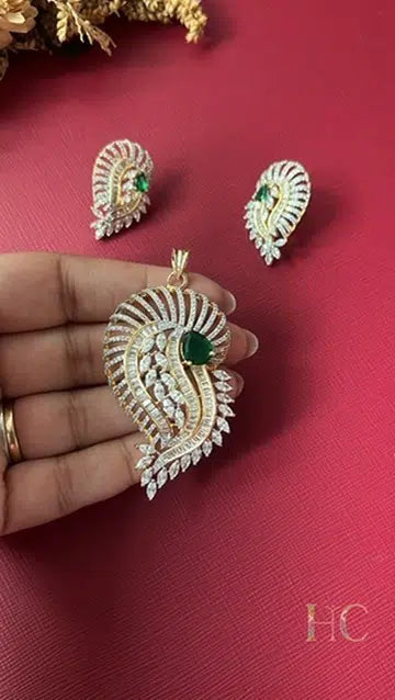 Priya Emerald Diamond Pendant Set