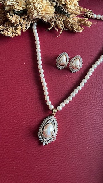Gunjita Pearl Pendant Set