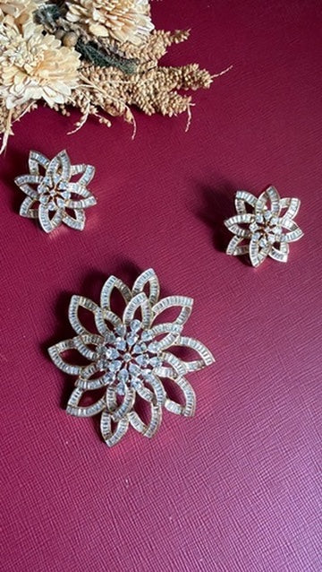 Vaishnavi Diamond Pendant Set