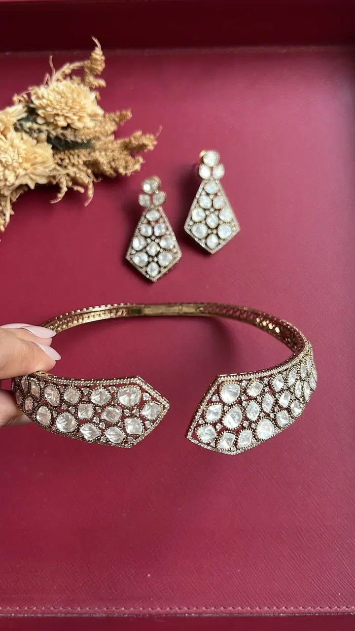 Royal Kundan Hasli Set