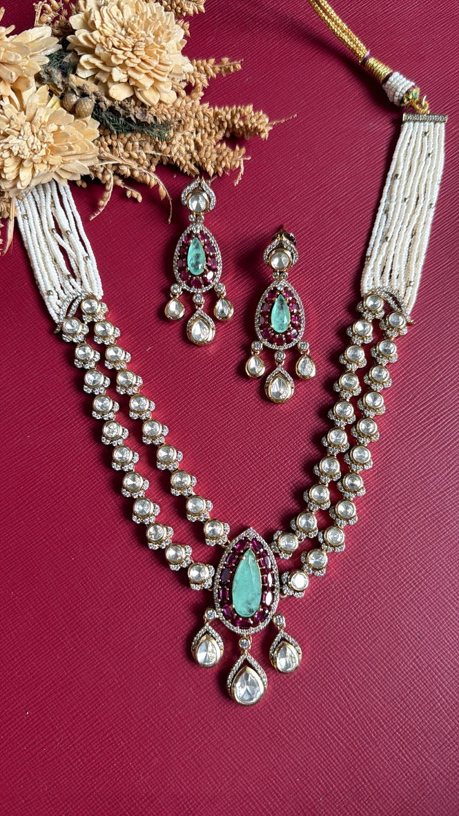 Matching push-back earrings from the Savannah Kundan necklace set