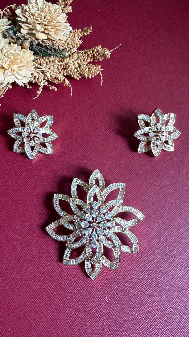 Vaishnavi Diamond Pendant Set
