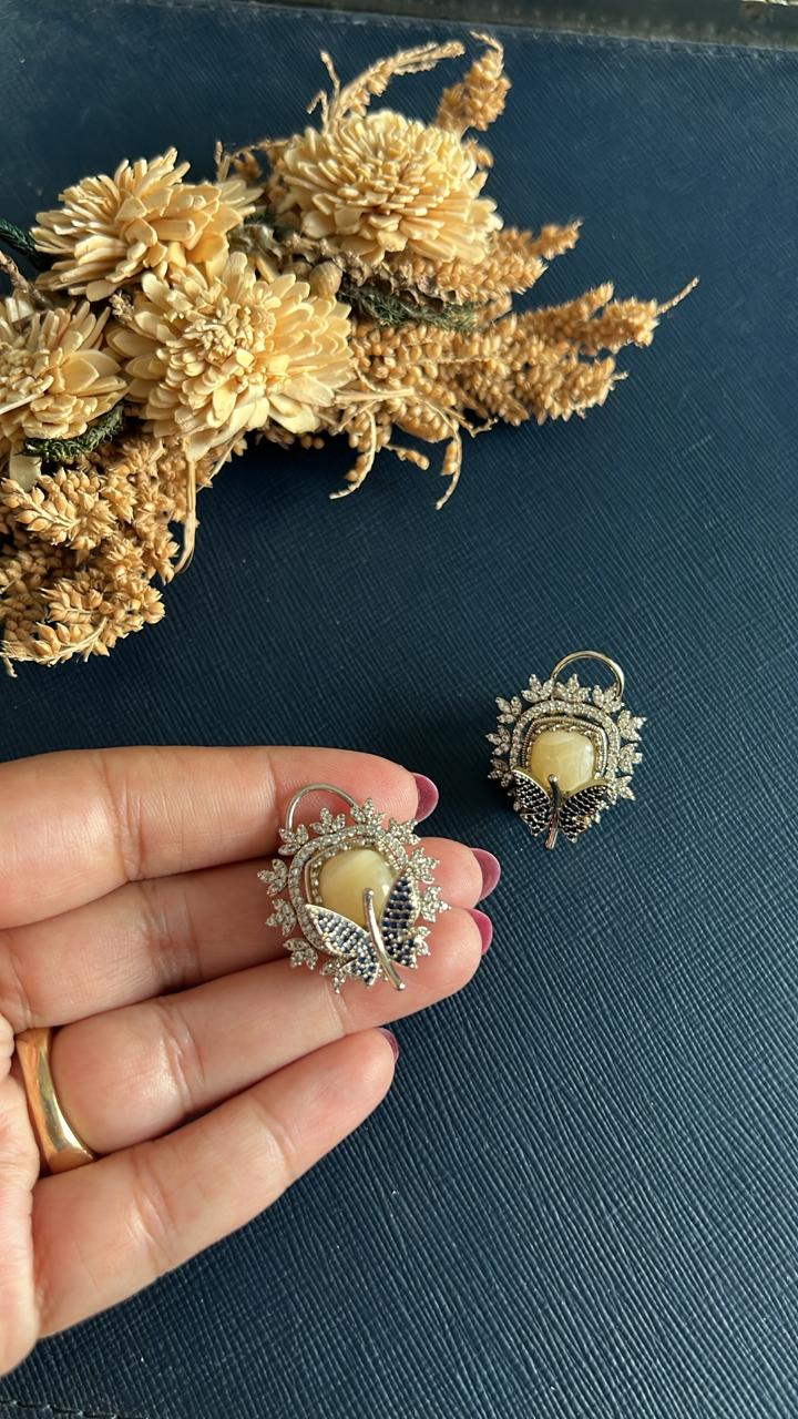 studs
stone studs
ear tops